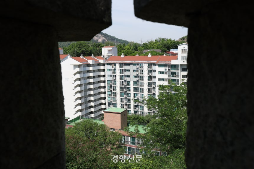 전세 가격 상승폭이 매매 가격을 뛰어넘으며 전세 품귀 현상이 지속되고 있는 18일 전세 매물이 적어진 서울 종로구 무악현대아파트에 적막감이 흐르고 있다. 2026.05.18 한수빈 기자