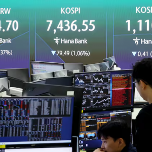 코스피 지수가 하락세를 보인 19일 오전 서울 중구 하나은행 딜링룸 전광판에 시황이 표시되고 있다.  2026.5.19 ⓒ 뉴스1 조연우 인턴기자